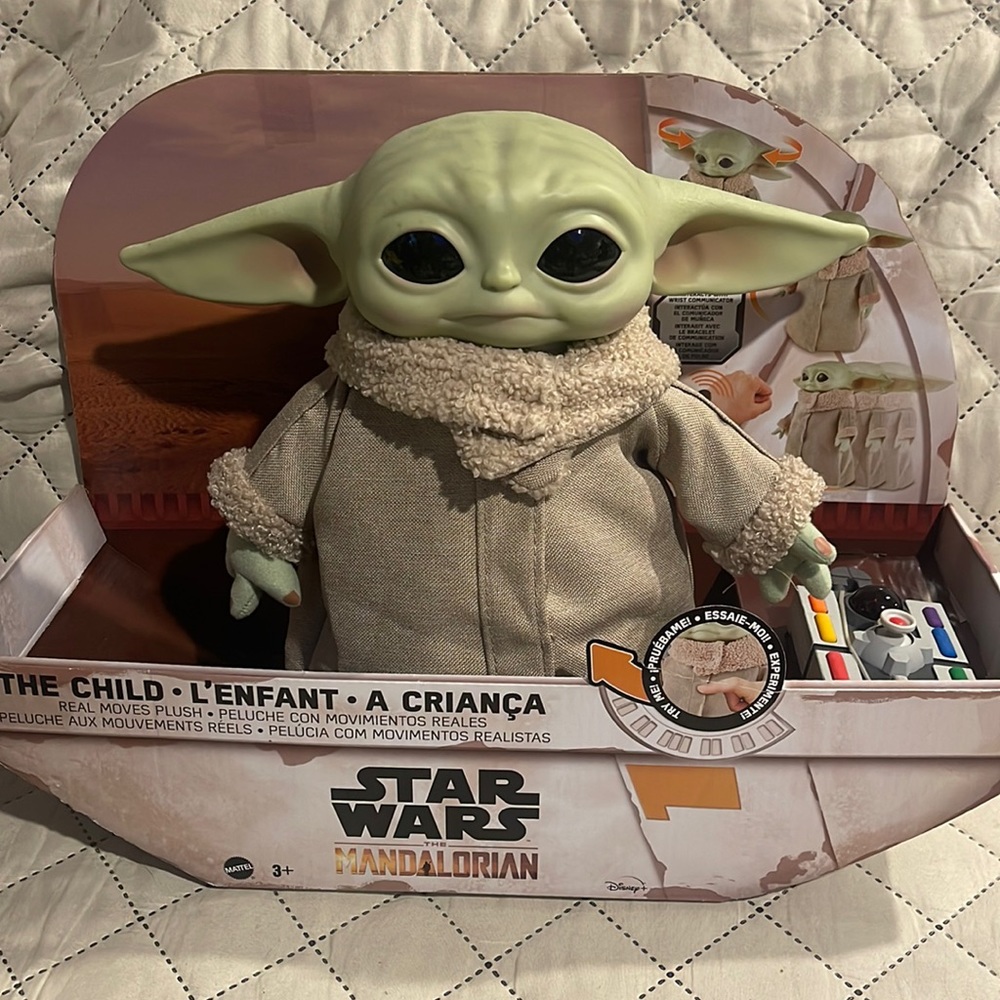 BRAND NEW BABY YODA REAL MOVES PLUSH